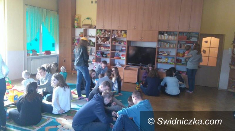Strzegom: Wyjazd strzegomskich licealistów do Domu Małego Dziecka w Wałbrzychu