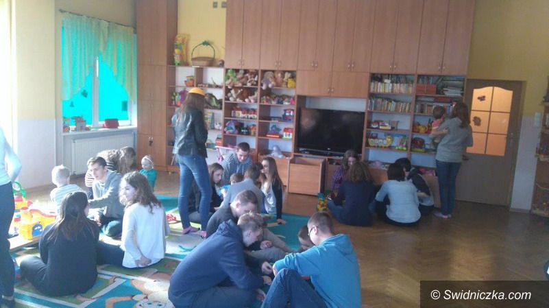 Strzegom: Wyjazd strzegomskich licealistów do Domu Małego Dziecka w Wałbrzychu
