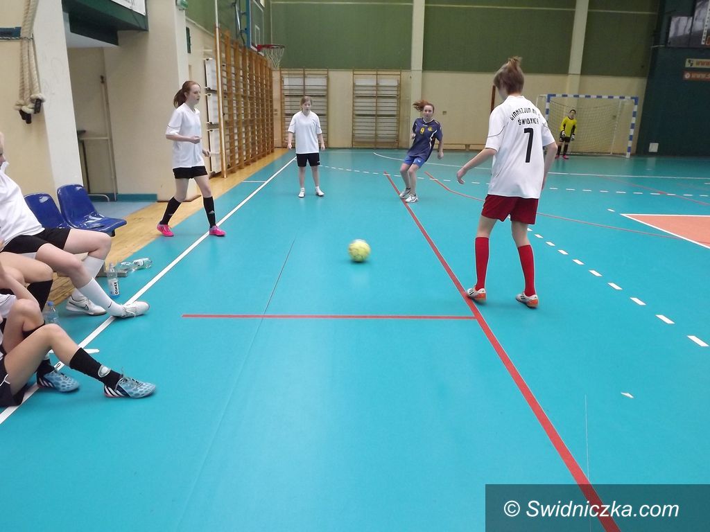 Świdnica: Dziewczęta z gimnazjum grały w piłkę halową