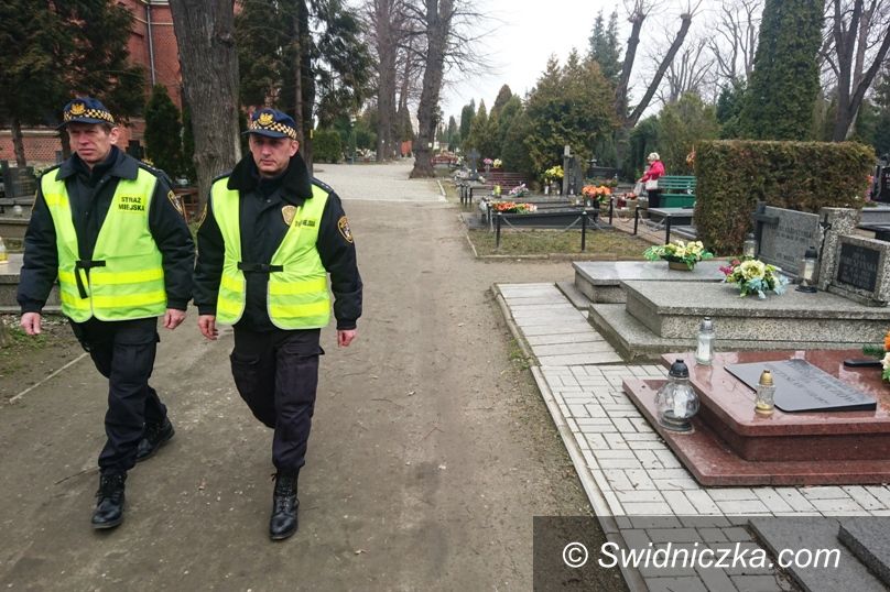 Świdnica: Strażnik pomoże odwiedzającym cmentarze