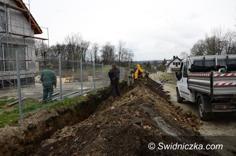 Żarów: Trwa budowa sieci wodociągowej przy ulicy Parkowej