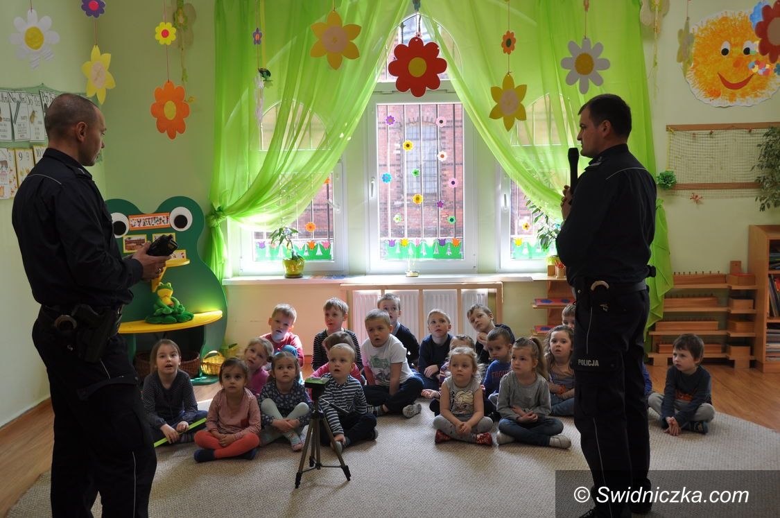 Świdnica: Dzielnicowi z wizytą w przedszkolu