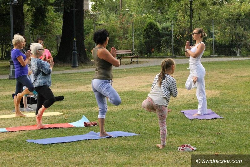 Świebodzice: Zapraszamy na jogę do parku