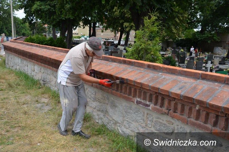 Strzegom: Wyremontowali mur na cmentarzu