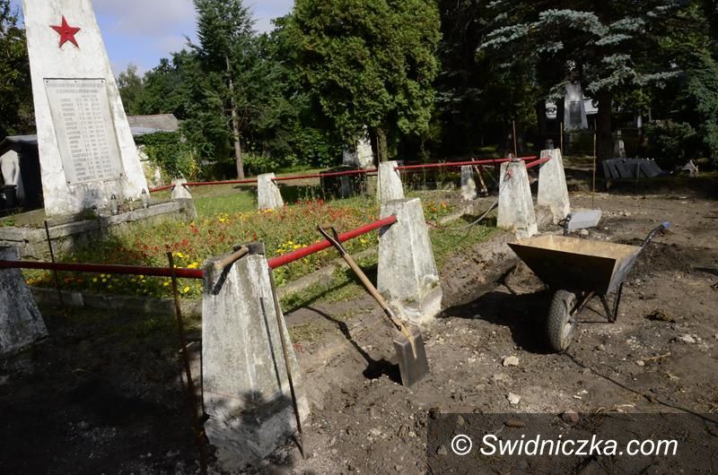 Żarów: Trwa remont cmentarza radzieckiego