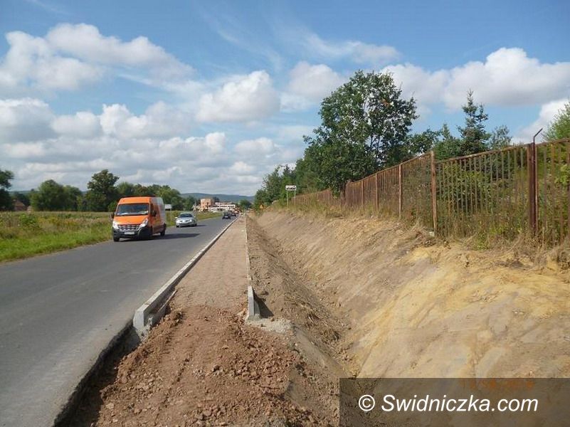 powiat świdnicki: Chodnik i ścieżka rowerowa przy drodze powiatowej Świdnica – Witoszów Dolny