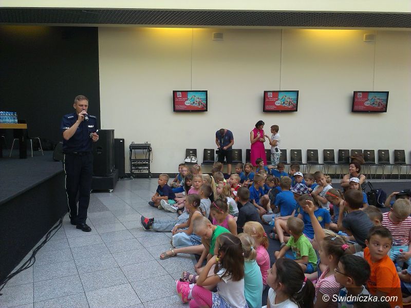 Świdnica: "Bezpieczny powrót do szkoły" – spotkania policjntów z najmłodszymi