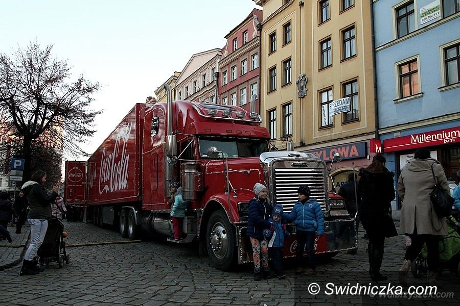 Świdnica: Ciężarówka Coca–Coli w Świdnicy