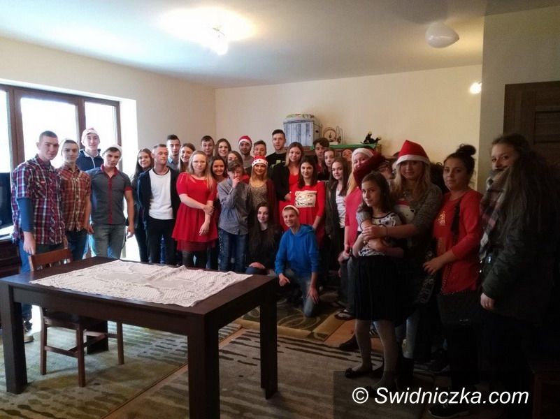 Strzegom: Młodzież z Zespołu Szkół w Strzegomiu w Domu Dziecka "Salvator" w Wałbrzychu