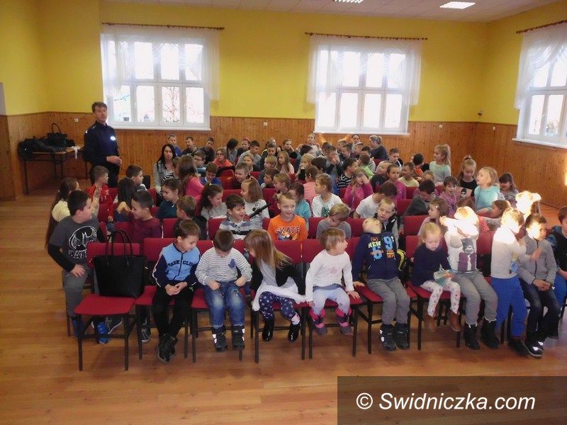 powiat świdnicki: Policjanci odwiedzili już uczniów 9 szkół podstawowych z terenu powiatu świdnickiego