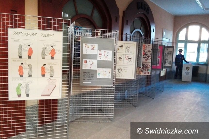 Świdnica: STOP dopalaczom – wystawa w holu Dworca PKP Świdnica Miasto