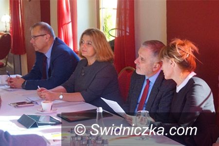 REGION: Owocne obrady szefów gmin Aglomeracji Wałbrzyskiej w Bartnicy