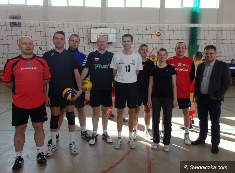 Świdnica: Świdniccy policjanci zwyciężyli w charytatywnym turnieju piłki siatkowej w Bolkowie