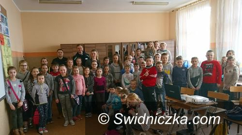 Świdnica/Strzegom: Policjant sprawdzał bezpieczeństwo uczniów na półkoloniach