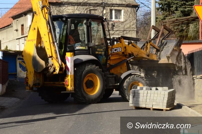 Wierzbna: Trwa budowa chodnika w Wierzbnej