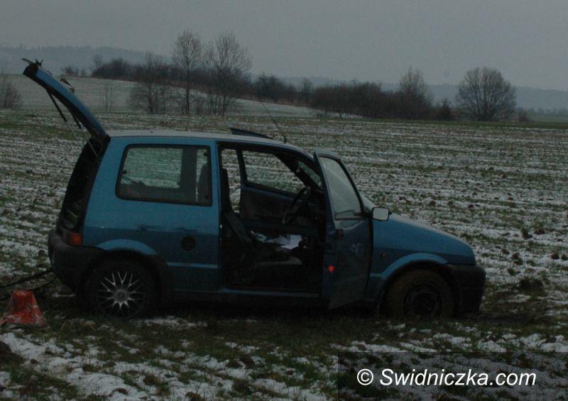 Świdnica: Ukradli samochód, ale ugrzęźli próbując przejechać nim przez pole
