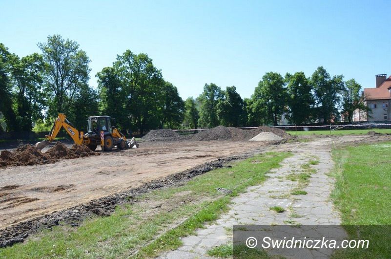 Świdnica: Ruszyła budowa boiska wielofunkcyjnego przy ZSB–E