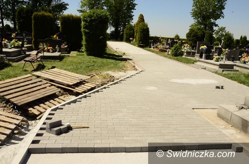 Wierzbna: Nowe alejki na cmentarzu w Wierzbnej