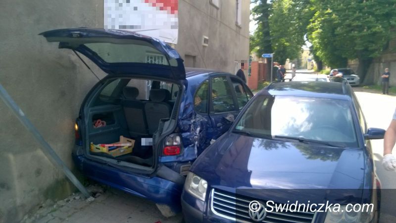 Świdnica: Samochodem pełnym narkotyków uciekał przed policjantami, jazdę zakończył na ścianie budynku