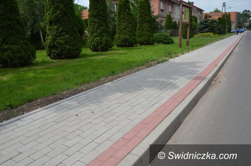 Gola Świdnicka: Kolejny chodnik przy drogach powiatowych