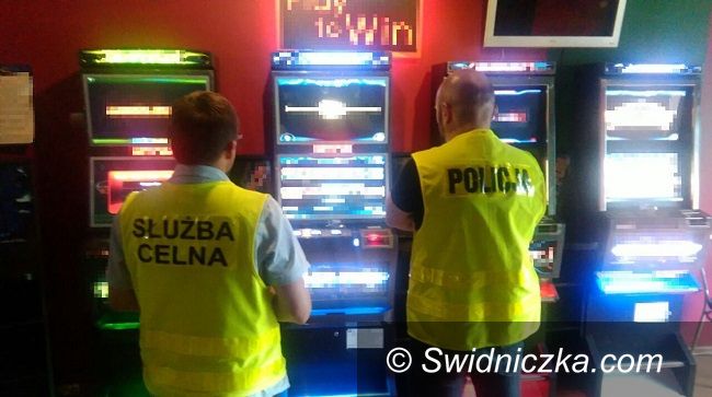 Świdnica: Kolejne automaty w rękach funkcjonariuszy