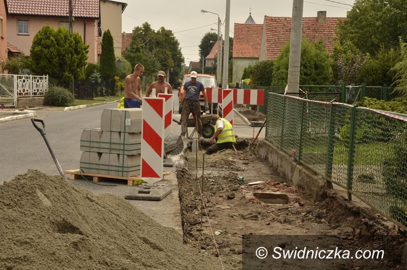 Gmina Żarów: Trwa budowa kolejnych chodników