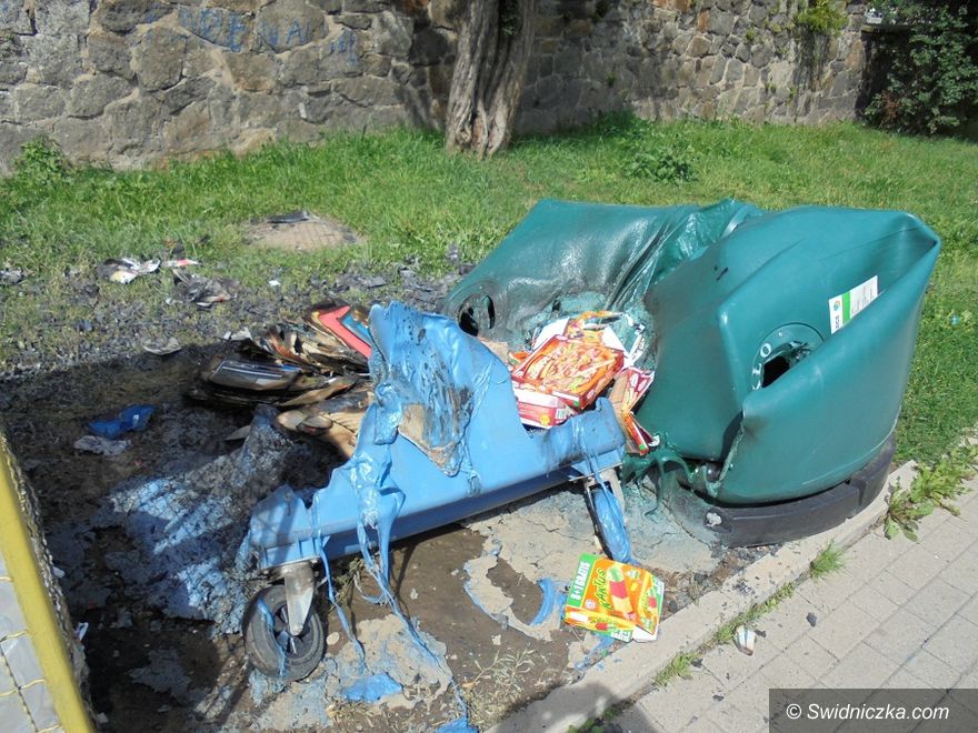 Świebodzice: Wandale spalili pojemniki na odpady