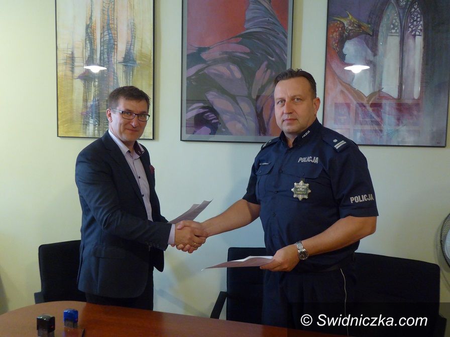 Świdnica: Porozumienie o współpracy policjantów i uczniów klas o profilu mundurowym