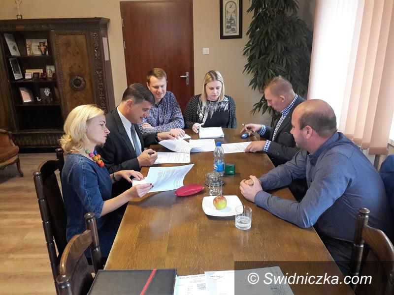 Żarów: Umowy na budowę kolejnych ścieżek rowerowych w gminie Żarów podpisane