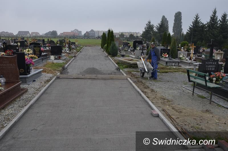 Żarów: Kolejne alejki na żarowskim cmentarzu