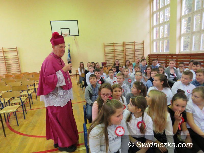 Strzelce: Wizyta Biskupa Świdnickiego w szkole w Strzelcach