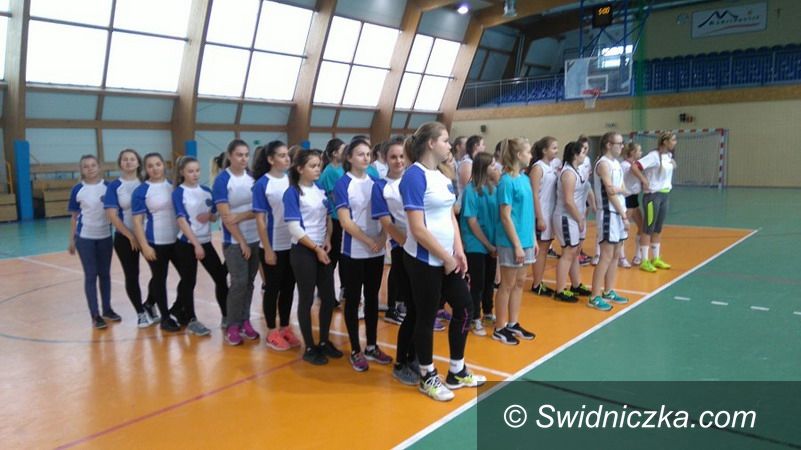 Jaroszów: III miejsce koszykarek z Jaroszowa w turnieju powiatowym
