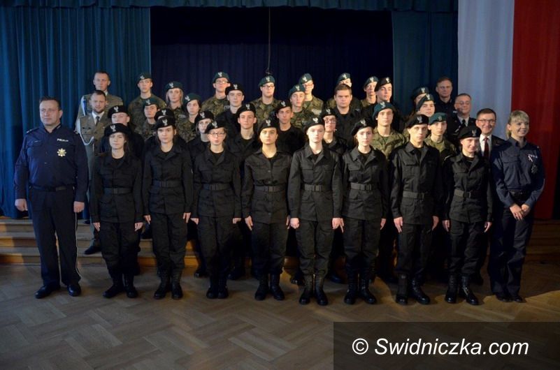 Świdnica: Ślubowanie klasy mundurowej w III LO w Świdnicy