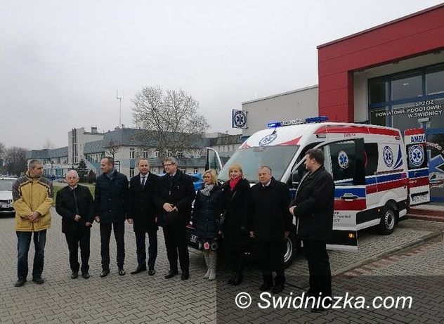 Świdnica: Karetka i sprzęt ratujący życie dla Powiatowego Pogotowia Ratunkowego w Świdnicy