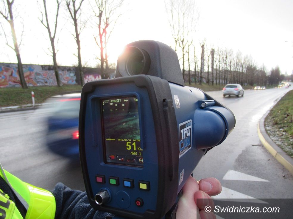 Świdnica: Nowej generacji sprzęt do pomiaru prędkości w rękach świdnickich policjantów