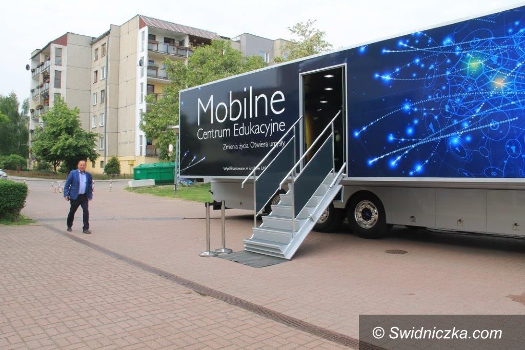 Świebodzice: Mobilne Centrum Edukacji zawitało do Świebodzic
