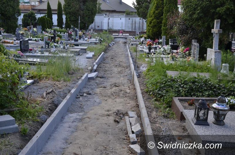 Żarów/Wierzbna: Kolejne alejki na cmentarzach