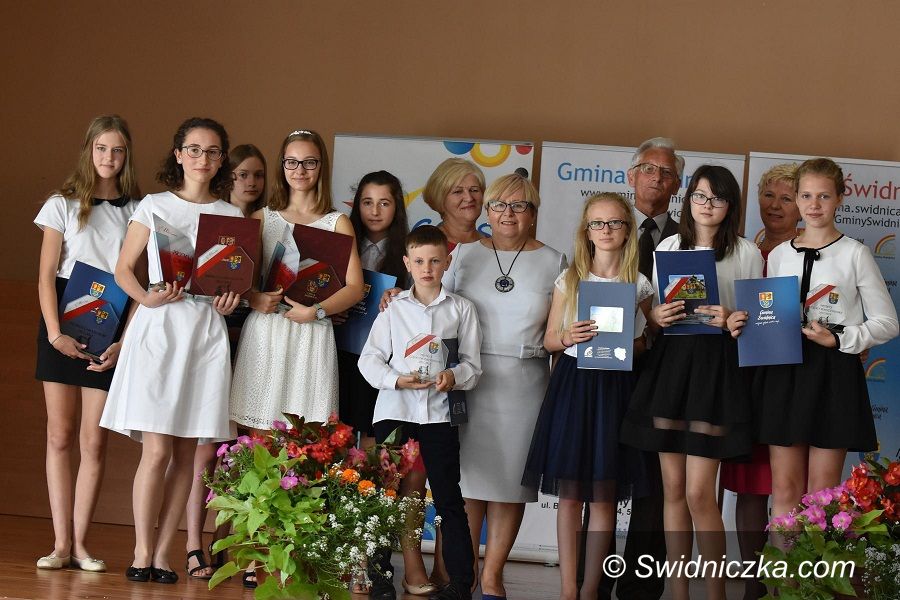 Gmina Świdnica: Wójt gminy Świdnica nagrodził najzdolniejszych uczniów