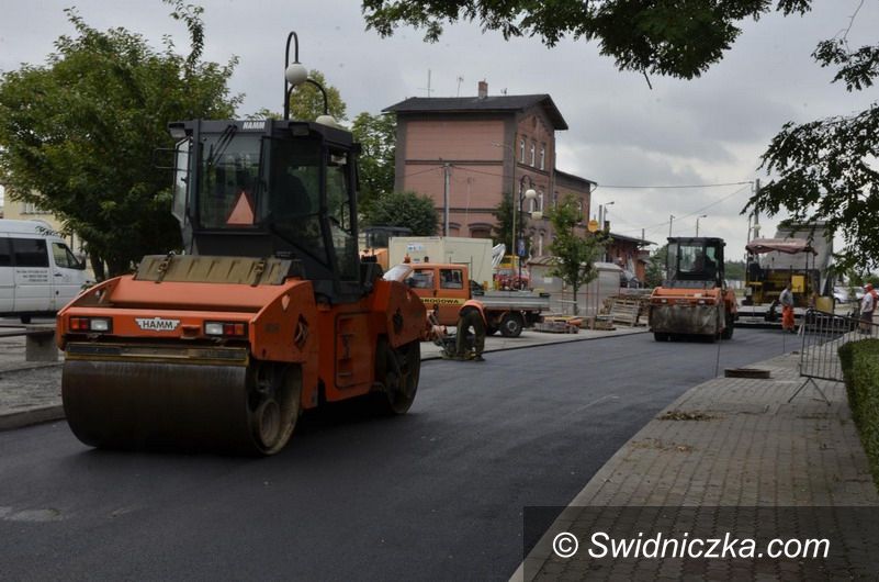 Żarów: Ulica Dworcowa w Żarowie z nową nawierzchnią asfaltową