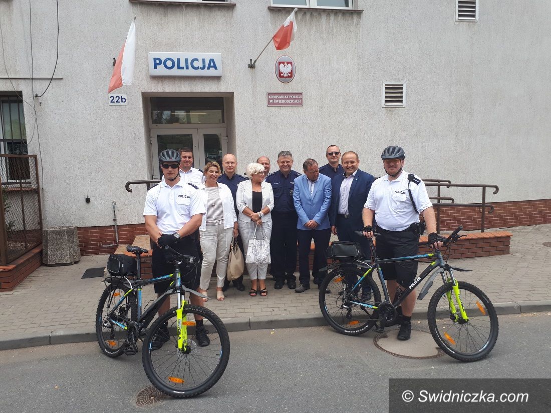 Świebodzice: Policjanci na rowerach zadbają o bezpieczeństwo mieszkańców Świebodzic