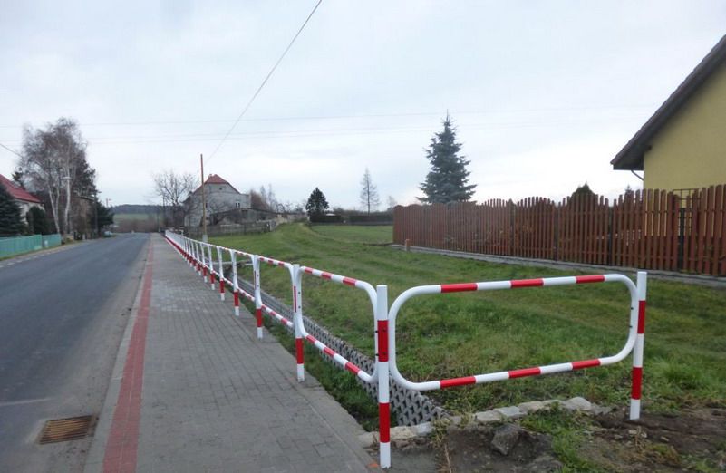 Stanowice: Nowe barierki przy ulicy Świdnickiej w Stanowicach