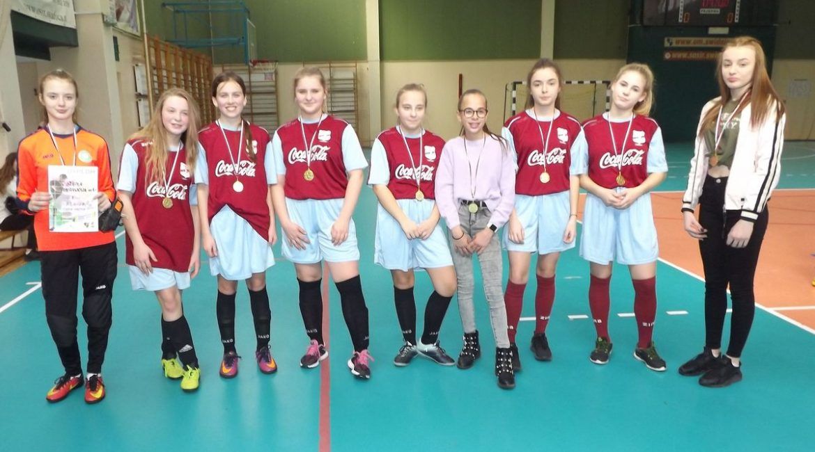 Świdnica: Dziewczęta z "szóstki" najlepiej w piłkę kopią