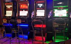 Żarów: Funkcjonariusze zabezpieczyli 4 nielegalne automaty gier oraz gotówkę