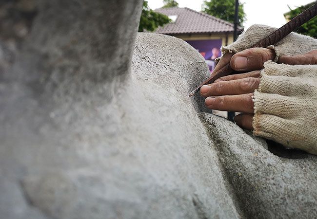 Żarów: Ruszyła renowacja żarowskiej rzeźby plenerowej
