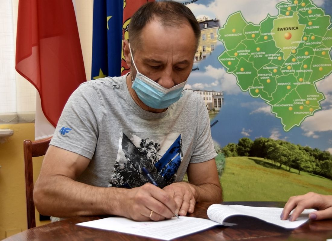 Gmina Świdnica: Podpisują umowy