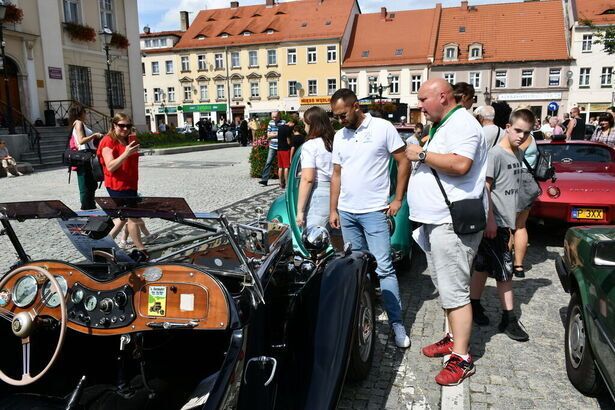 Świebodzice: Podziwiali motoryzacyjne zabytki