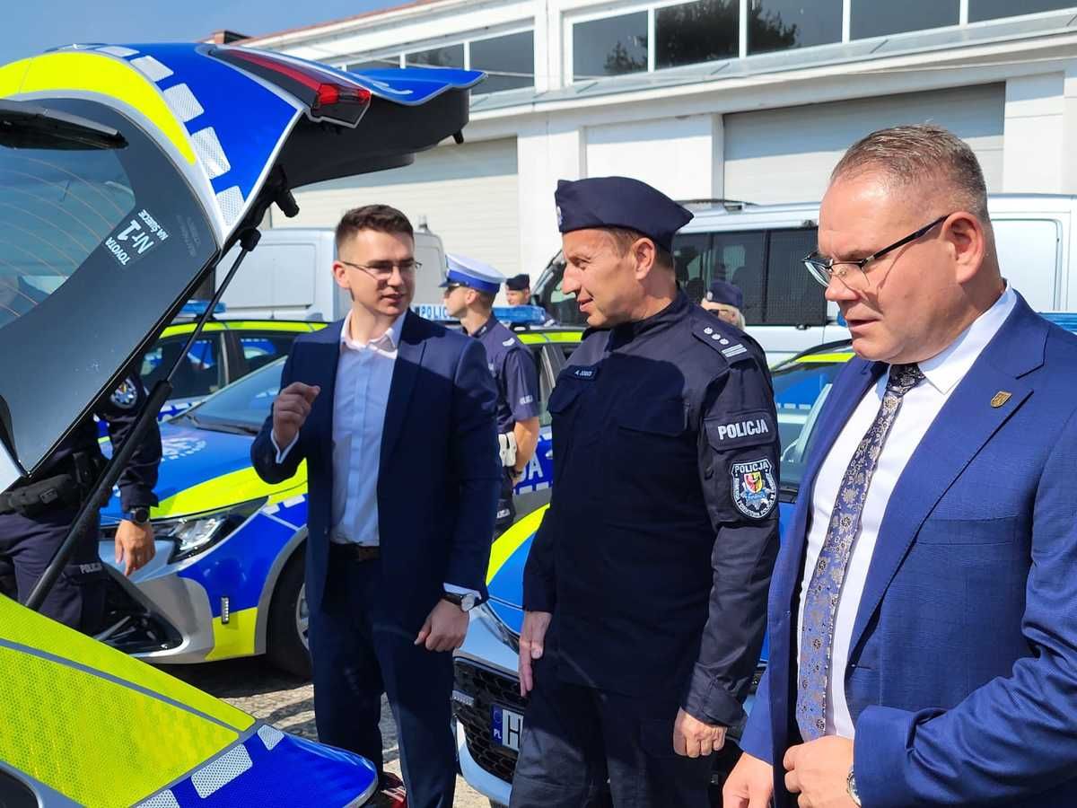 Świdnica/powiat świdnicki: Nowe hybrydy dla policjantów