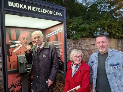 Żarów: Wernisaż budki nietelefonicznej